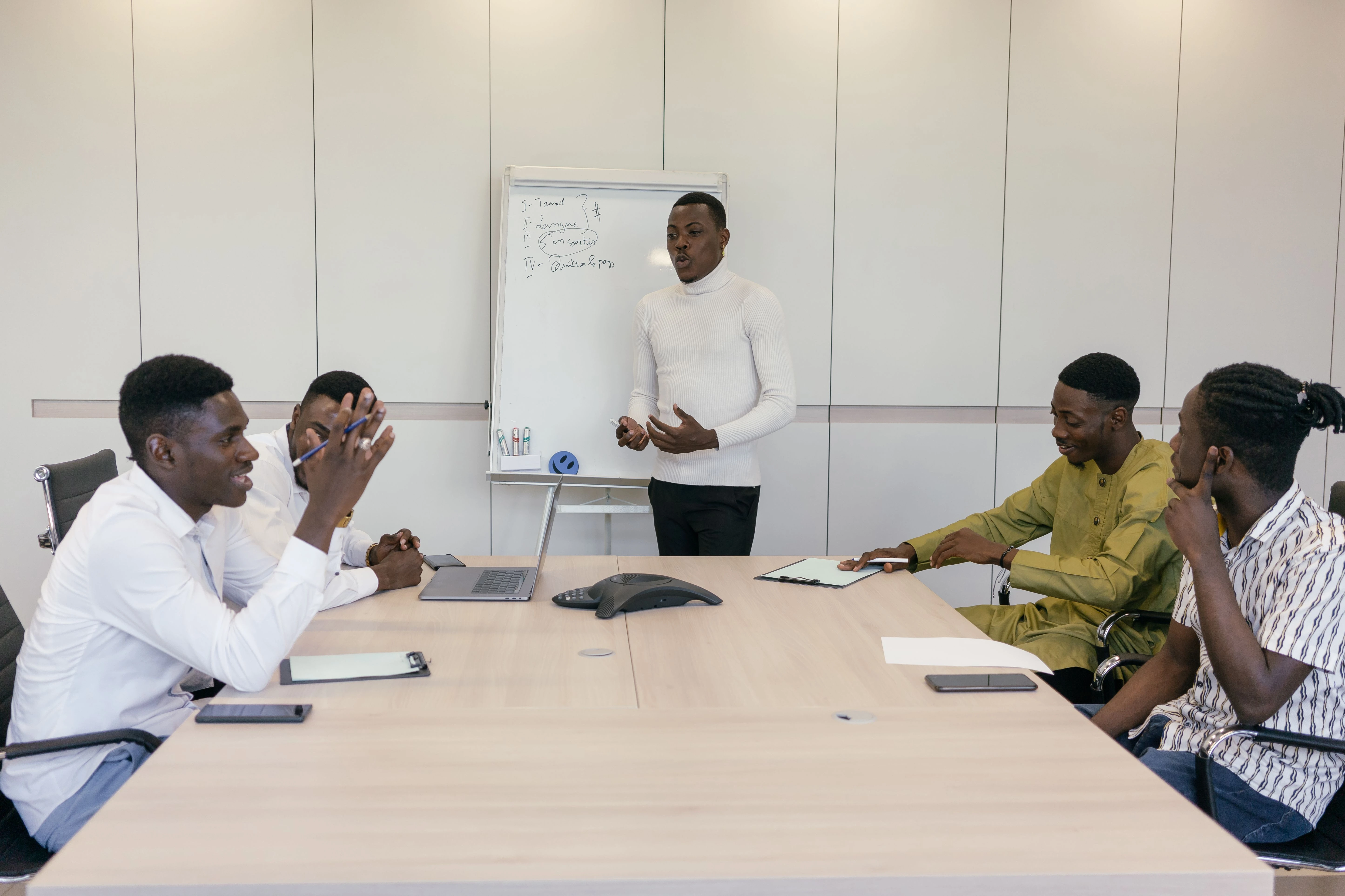 L'équipe SMART-TECH SARL réunie en réunion de travail